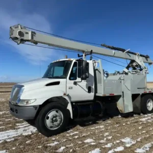 2003 International 4300 Swabbing Rig
